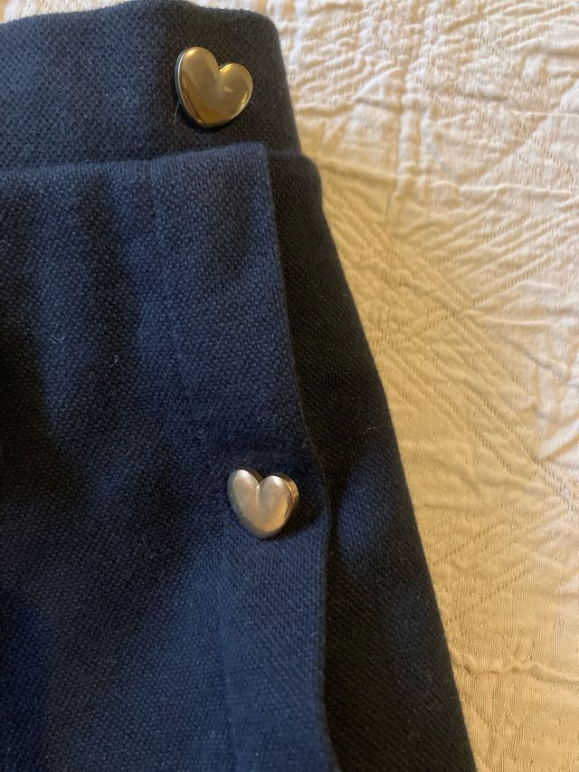 Falda corta Zara negra con botones corazón