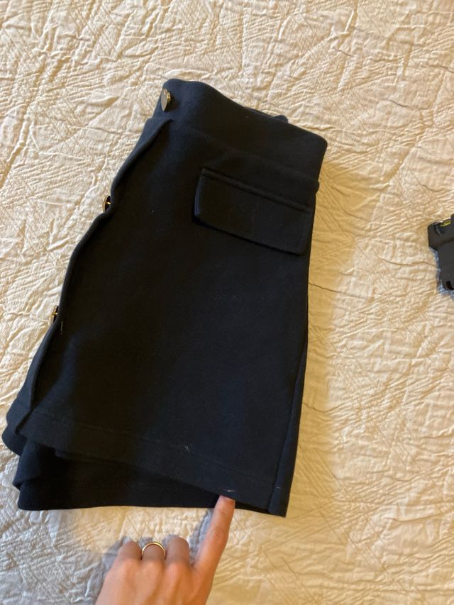 Falda corta Zara negra con botones corazón