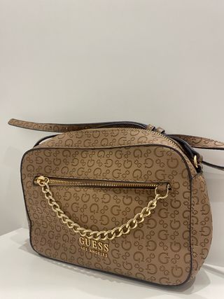 Bolso bandolera Guess marrón con logo dorado
