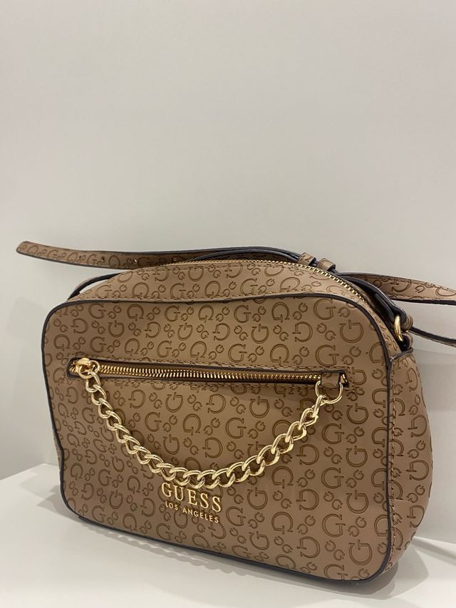 Bolso bandolera Guess marrón con logo dorado