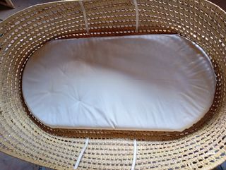 Moisés de mimbre con soporte