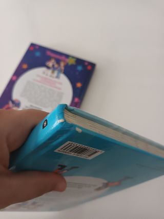 2 libros de Tremending girls. Wonder Lara