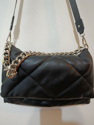 Bolso acolchado negro Stradivarius