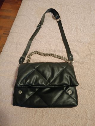 Bolso acolchado negro Stradivarius