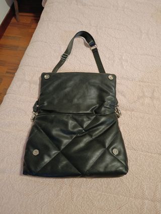 Bolso acolchado negro Stradivarius