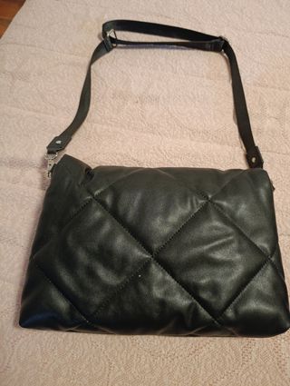 Bolso acolchado negro Stradivarius