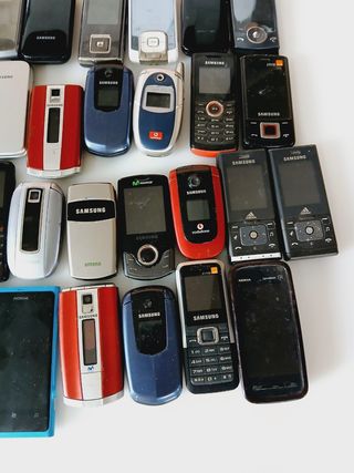Lote de 29 teléfonos Samsung y Nokia