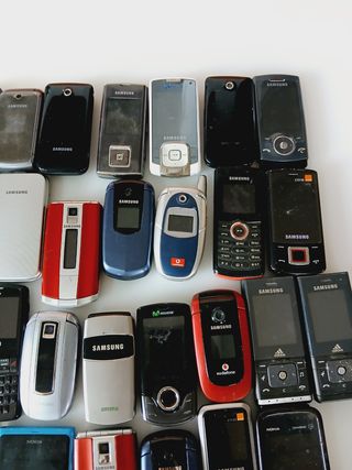 Lote de 29 teléfonos Samsung y Nokia