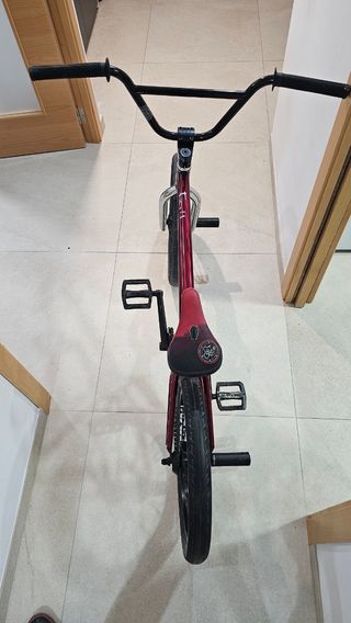 Bmx de competición color burdeos