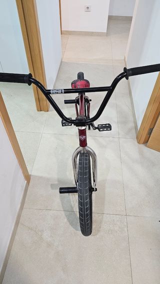 Bmx de competición color burdeos