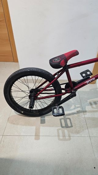 Bmx de competición color burdeos