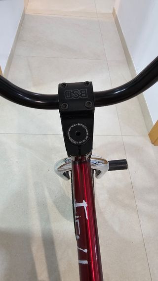 Bmx de competición color burdeos