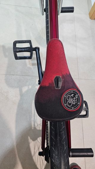 Bmx de competición color burdeos