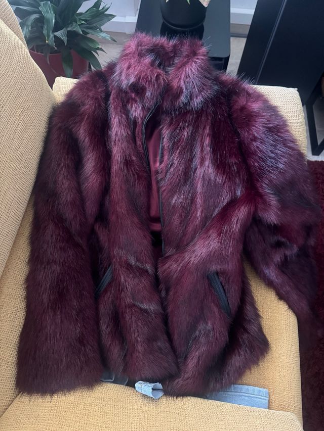 Abrigo de pelo color vino