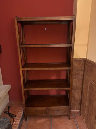 Estantería de madera con cajones