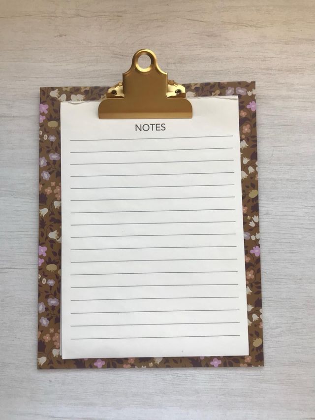 Cuaderno de notas con clip dorado