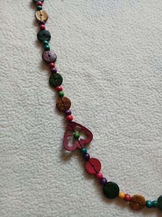 Collana con perline e cuori in legno