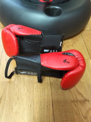Saco de boxeo hinchable y guantes 