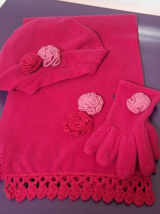 Conjunto bufanda, gorro y guantes rosa