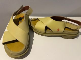 Sandalias Art Piel Mostaza