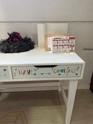 Escritorio infantil blanco con diseño