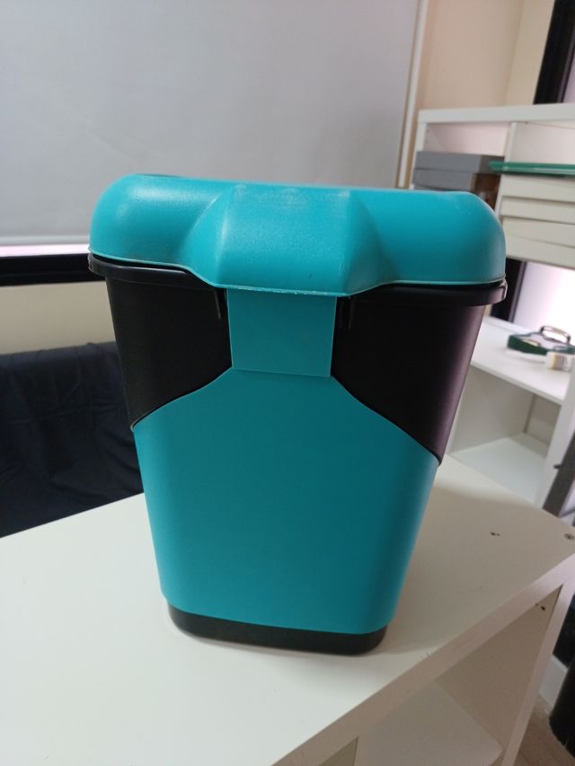 Papelera de plástico negra y turquesa
