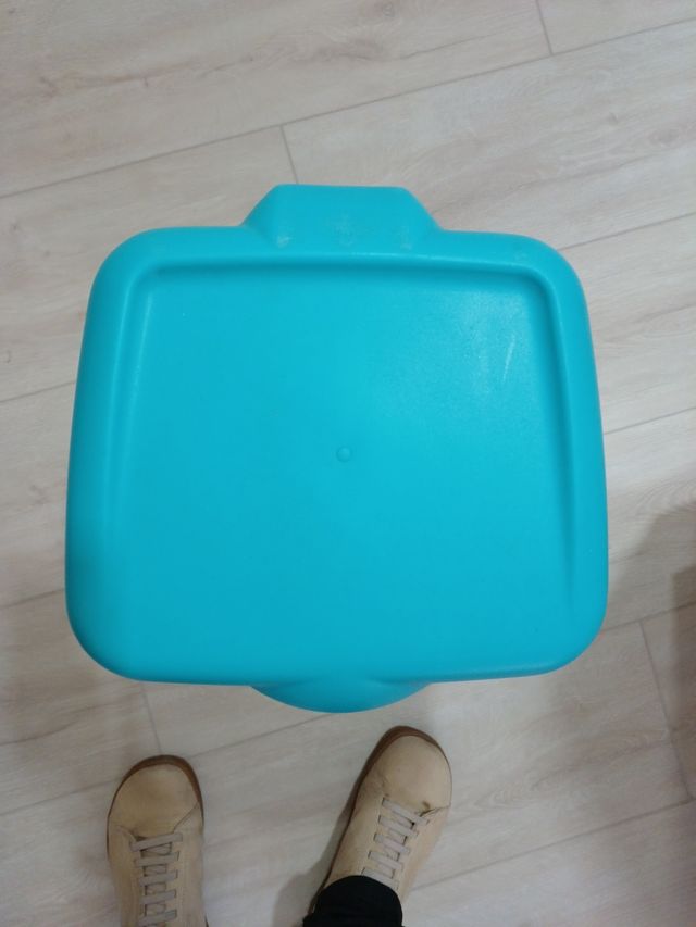 Papelera de plástico negra y turquesa