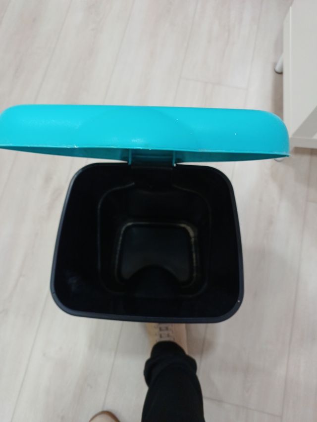 Papelera de plástico negra y turquesa