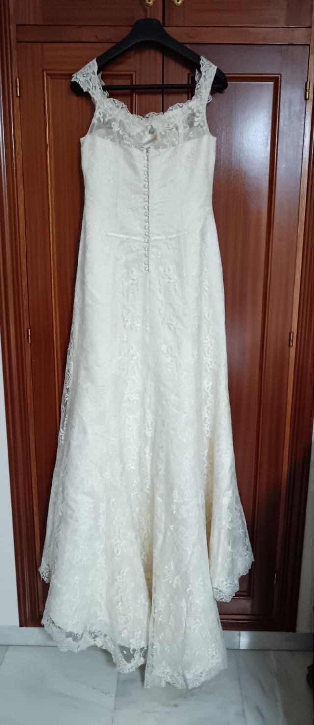 Vestido de novia con cola talla 40/42.