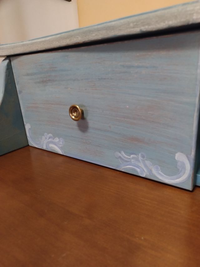 Repisa de madera azul con cajones