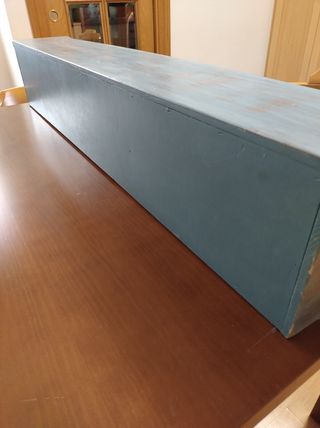 Repisa rústica de madera azul con cajones