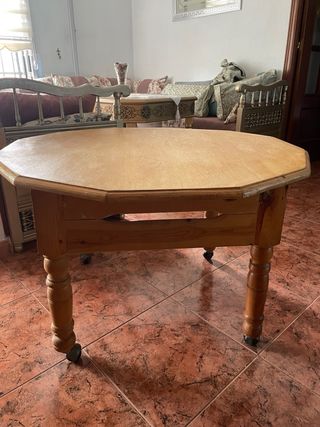 Mesa de madera octogonal con ruedas