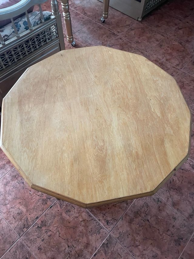Mesa de madera octogonal con ruedas