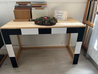 Escritorio de madera con diseño a cuadros
