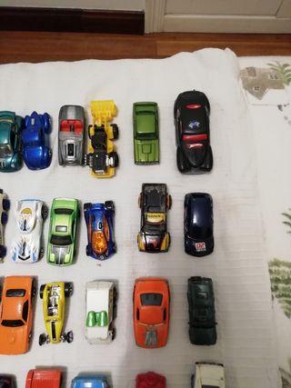 Coches de juguete variados
