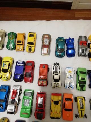 Coches de juguete variados