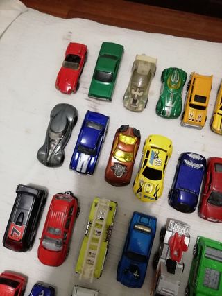 Coches de juguete variados