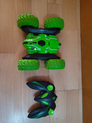 Coche teledirigido acrobático verde