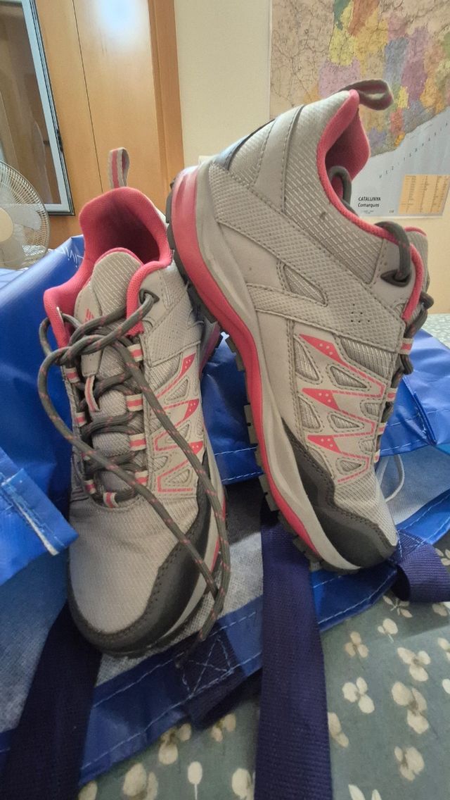 Zapatillas Columbia grises y rosas