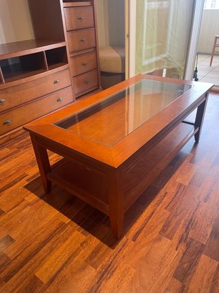 Mesa de centro de madera con tapa de cristal
