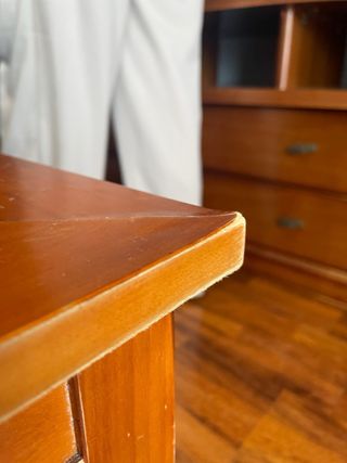 Mesa de centro de madera con tapa de cristal
