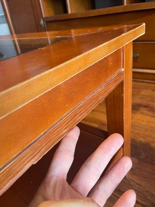 Mesa de centro de madera con tapa de cristal