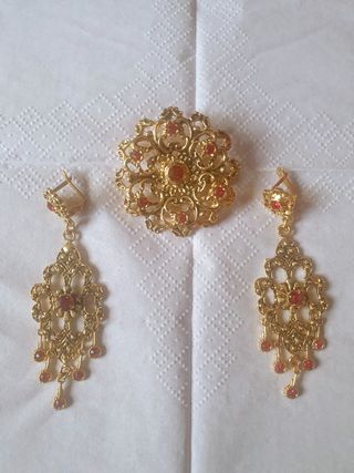 Conjunto Baturra: Broche y Pendientes Dorados