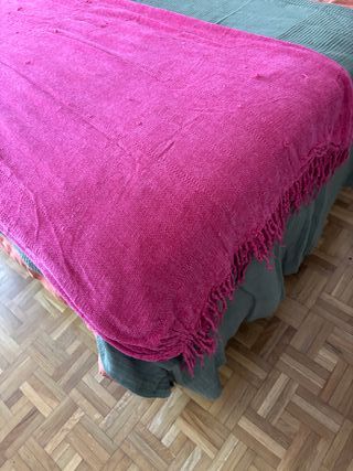 Manta de cama rosa y verde. Zara home