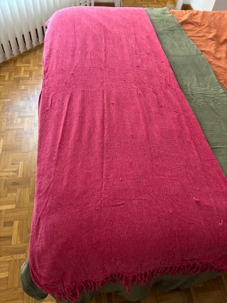 Manta de cama rosa y verde. Zara home