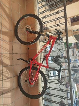 Bicicleta Btwin Rockrider Roja con doble suspensió
