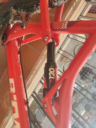 Bicicleta Btwin Rockrider Roja con doble suspensió