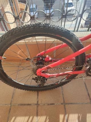 Bicicleta Btwin Rockrider Roja con doble suspensió