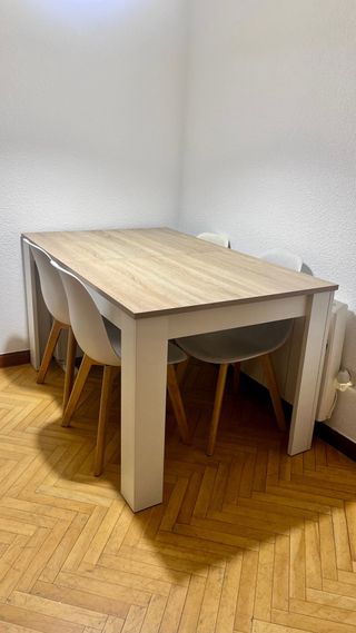 URGE: tavolo da pranzo e 4 sedie in legno e plastica
