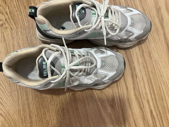 Zapatillas deportivas Kelme grises y blancas